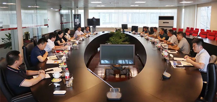 凤阳县委副书记、县长王俊卿一行到访尚德洽谈深入合作