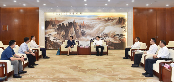 尚德电力新任董事长汪水云一行拜访无锡新吴区委书记崔荣国